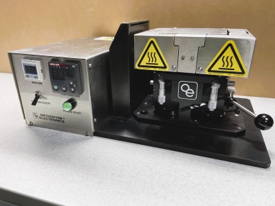 Нагревательный столик с вакуумным и механическими зажимами